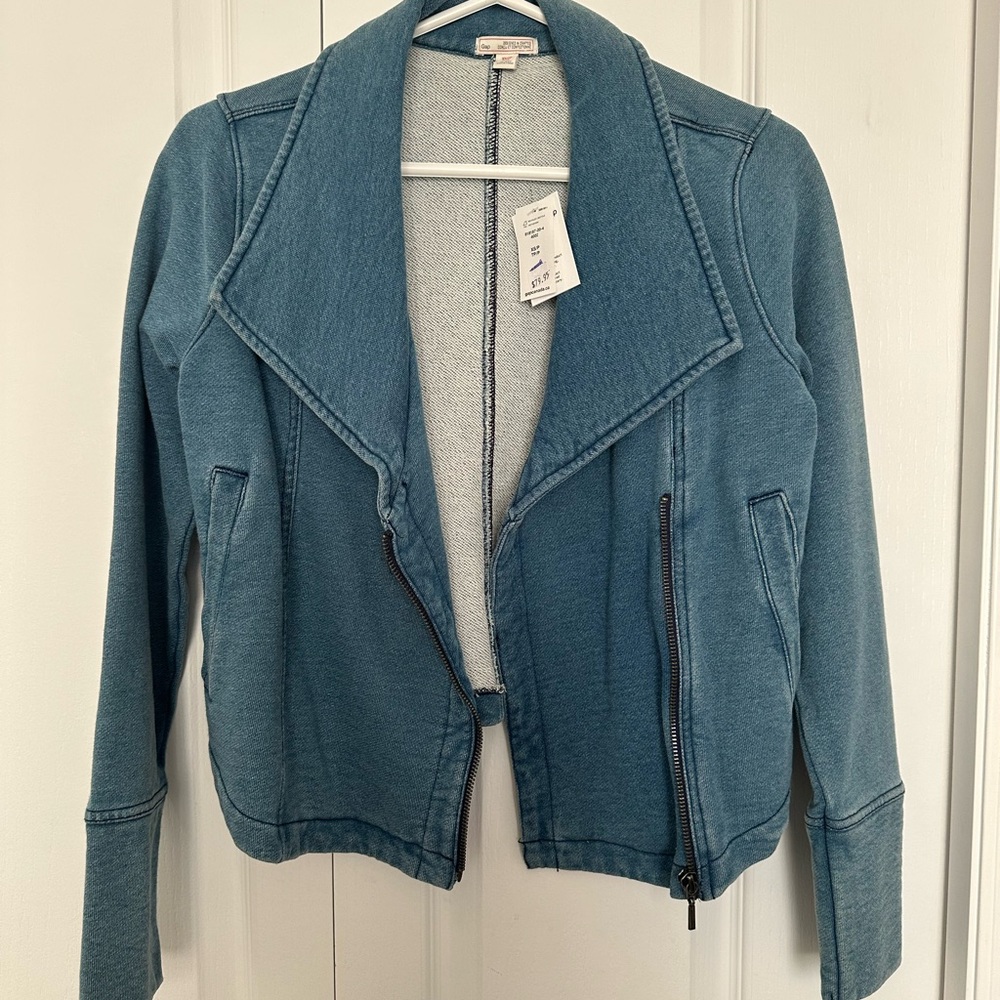 NWT GAP Jean Jacket with Zipper Detail in size XS petite